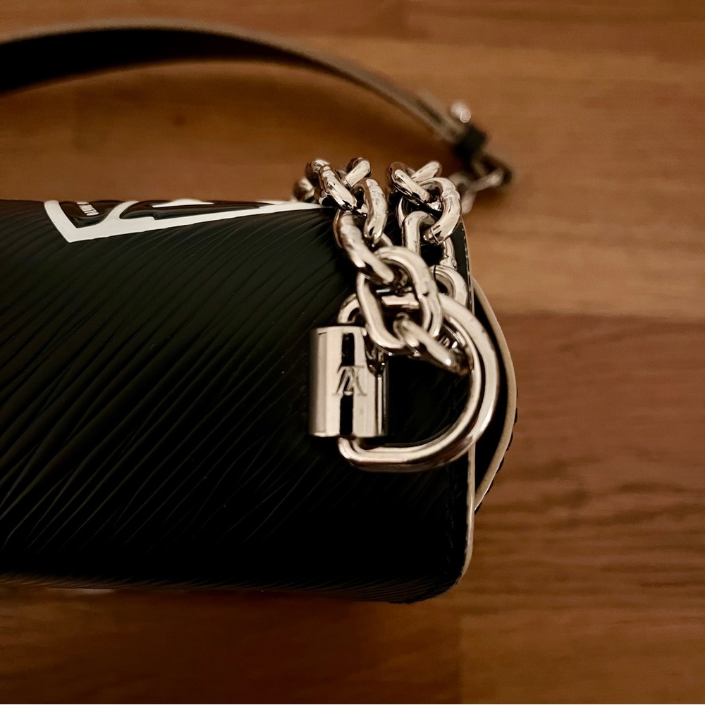 Louis Vuitton Twist MM Epi World Tour Shoulder Bag Black Leather - Picture 4 of 8